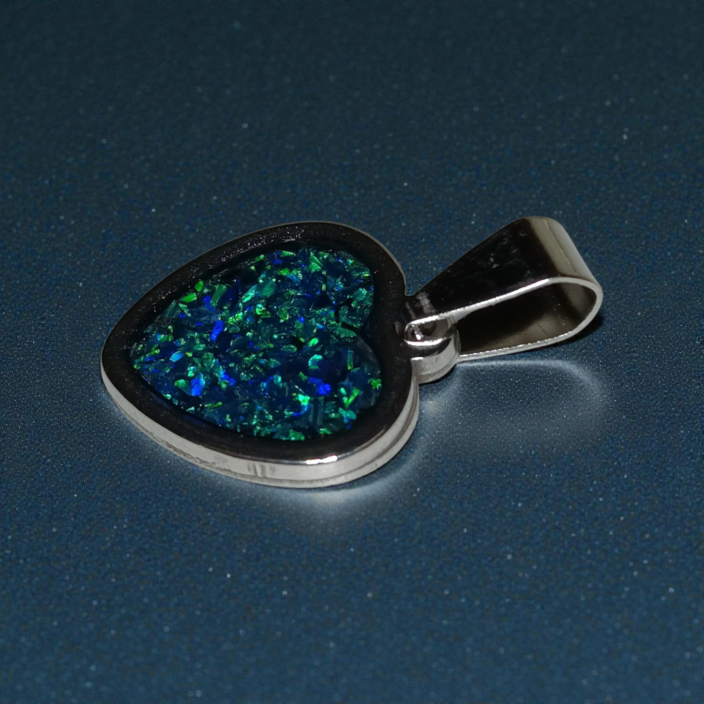 Liebesanhänger aus hausgemachtem synthetischem Opal