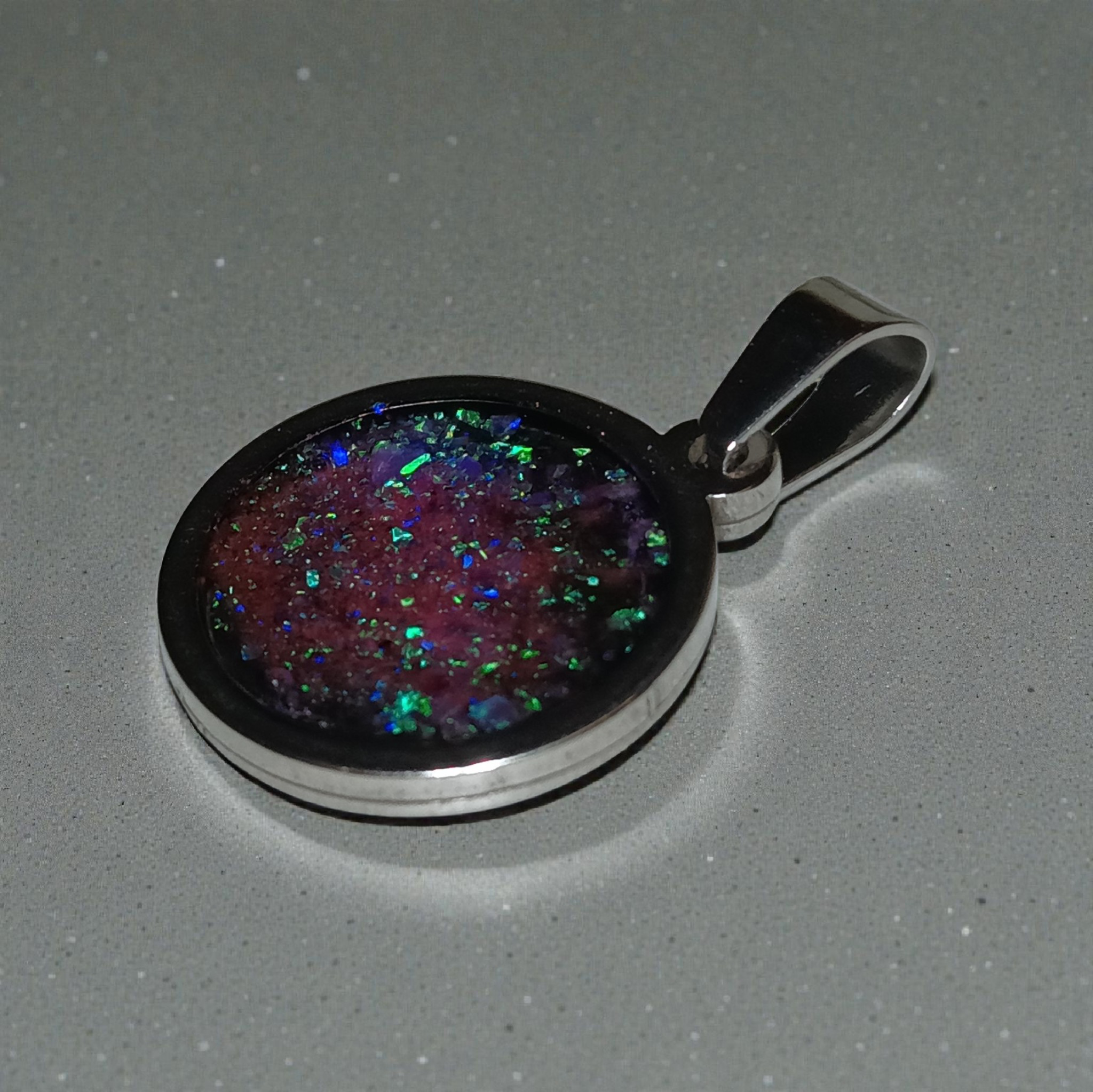 Halskette/Anhänger aus hausgemachtem synthetischem Opal-Edelstahl, kreisförmig
