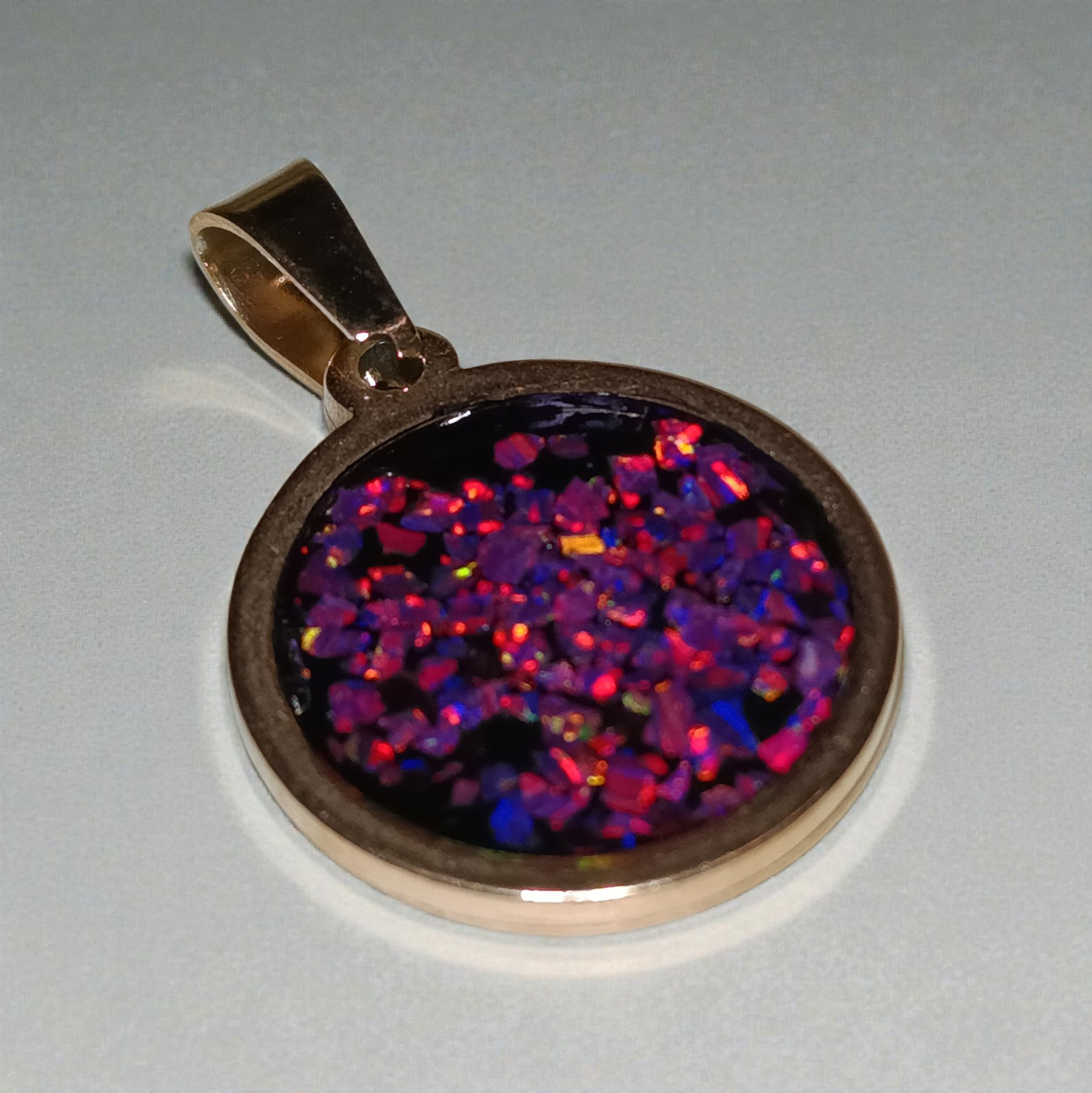 Halskette/Anhänger aus hausgemachtem synthetischem Opal-Edelstahl, kreisförmig