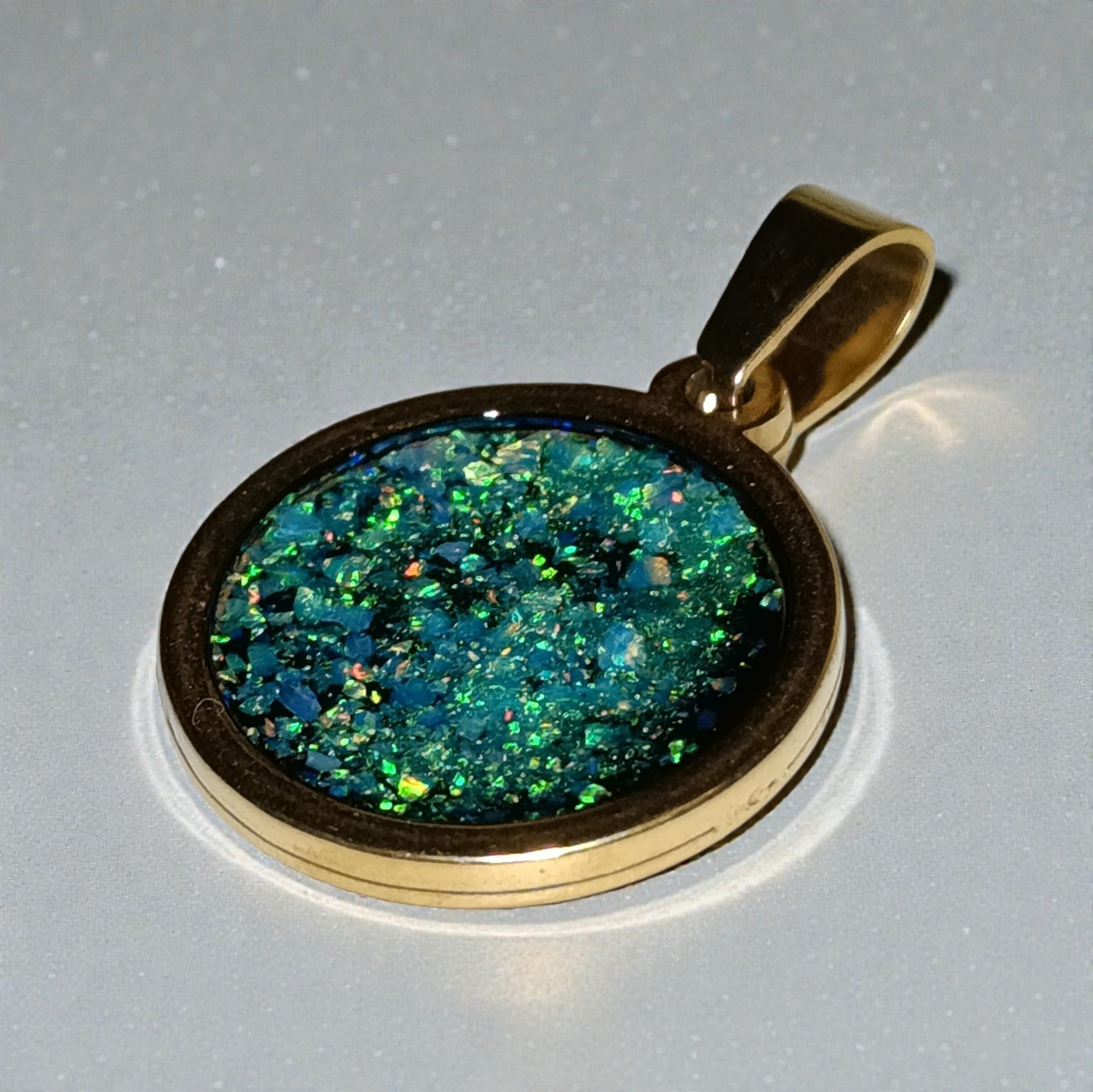 Halskette/Anhänger aus hausgemachtem synthetischem Opal-Edelstahl, kreisförmig