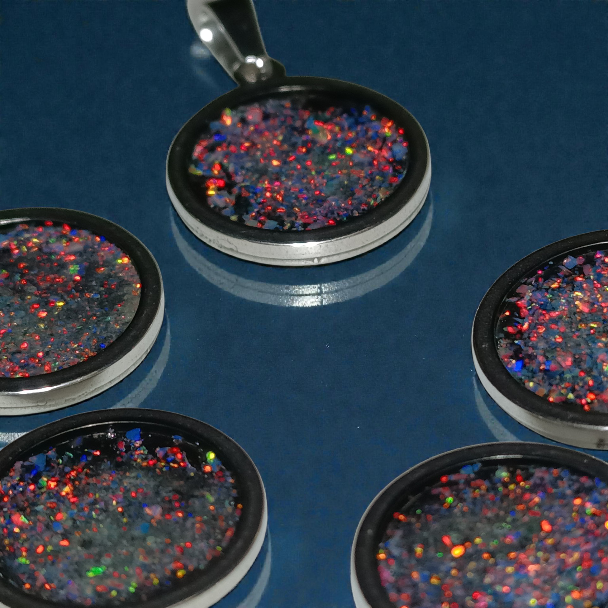 Halskette/Anhänger aus hausgemachtem synthetischem Opal-Edelstahl, kreisförmig